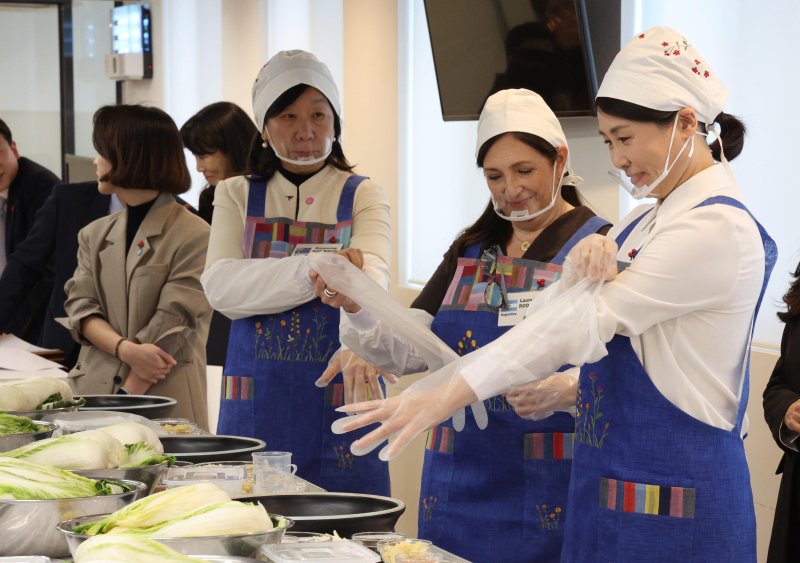 [서울=뉴시스] 고범준 기자 = 김혜경 여사가 9일 서울 종로구 북촌 한식문화공간 이음에서 열린 주한대사 배우자 초청 김장 행사에서 장갑을 착용하고 있다. 2025.12.09. bjko@newsis.com