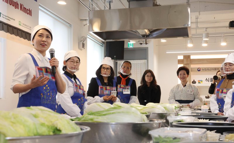 [서울=뉴시스] 고범준 기자 = 김혜경 여사가 9일 서울 종로구 북촌 한식문화공간 이음에서 열린 주한대사 배우자 초청 김장 행사에서 발언하고 있다. 2025.12.09. bjko@newsis.com