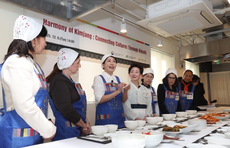 [서울=뉴시스] 고범준 기자 = 김혜경 여사가 9일 서울 종로구 북촌 한식문화공간 이음에서 열린 주한대사 배우자 초청 김장 행사에서 김치를 설명하고 있다. 2025.12.09. bjko@newsis.com