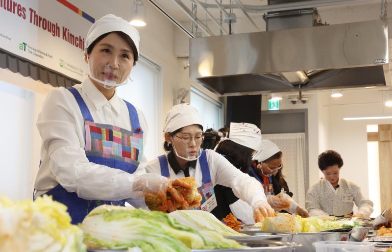 [서울=뉴시스] 고범준 기자 = 김혜경 여사가 9일 서울 종로구 북촌 한식문화공간 이음에서 열린 주한대사 배우자 초청 김장 행사에서 주한 외국대사 배우자들과 함께 김치를 담그고 있다. 2025.12.09. bjko@newsis.com