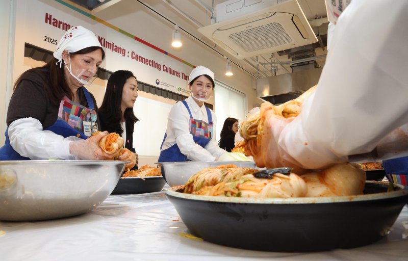 [서울=뉴시스] 고범준 기자 = 김혜경 여사가 9일 서울 종로구 북촌 한식문화공간 이음에서 열린 주한대사 배우자 초청 김장 행사에서 주한 외국대사 배우자들과 함께 김치를 담그고 있다. 2025.12.09. bjko@newsis.com