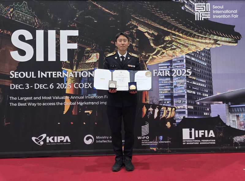[제주=뉴시스] 서귀포해양경찰서 김명섭 경사가 5일 서울코엑스에서 열린 '2025 서울국제발명전시회(SIIF)에서 인명구조장비 레스큐슬링을 발명한 공로를 인정 받아 특별상과 은상을 수상하고 기념사진을 찍고 있다. (사진=서귀포해양경찰서 제공) 2025.12.09. photo@newsis.com