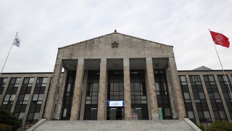 경북대는 9일 ‘암세포 표적 펩타이드 기술’을 방사성 표적항암제 개발기업인 ㈜레이메드에 이전하는 기술이전 계약을 체결했다. 사진은 경북대 본관. 뉴스1 ⓒ News1 자료 사진