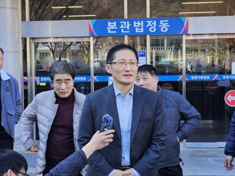 강도살인 등의 혐의로 무기징역을 선고 받아 복역 중인 보조로브 아크말 씨의 변호인인 박준영 변호사가 9일 창원지법 재심 개시 결정을 위한 심리에서 변론을 마치고 취재진 질문에 답하고 있다. 2025.12.9 ⓒ 뉴스1 박민석 기자