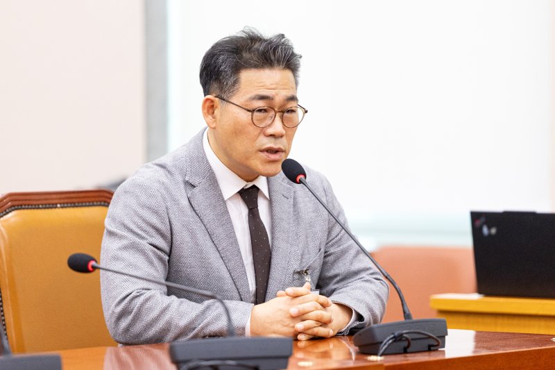 백해룡 경정이 27일 서울 여의도 국회에서 열린 법제사법위원회 대검찰청 등에 대한 국정감사에 출석해 의원 질의에 답변하고 있다. 2025.10.27/뉴스1 ⓒ News1 이승배 기자