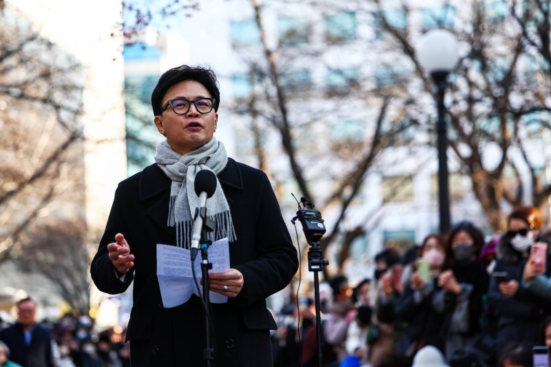 [서울=뉴시스] 김명년 기자 = 한동훈 국민의힘 전 대표가 지난 3일 오후 서울 여의도 국회 경내에서 열린 12.3 비상계엄 1주년 기자회견에서 발언하고 있다. 2025.12.03. kmn@newsis.com
