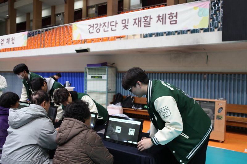 [금산=뉴시스]중부대 '지역사회 세대공감 효행문화 프로그램' 모습. (사진=중부대 제공) 2025.12.09. photo@newsis.com *재판매 및 DB 금지