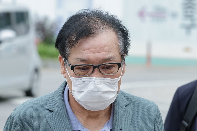 김건희 여사와 친분을 이용해 각종 청탁을 받은 의혹이 제기된 건진법사 전성배 씨가 21일 서울 종로구에 마련된 민중기 특별검사팀(김건희 특검팀) 사무실로 향하고 있다. 2025.8.21/뉴스1 ⓒ News1 신웅수 기자