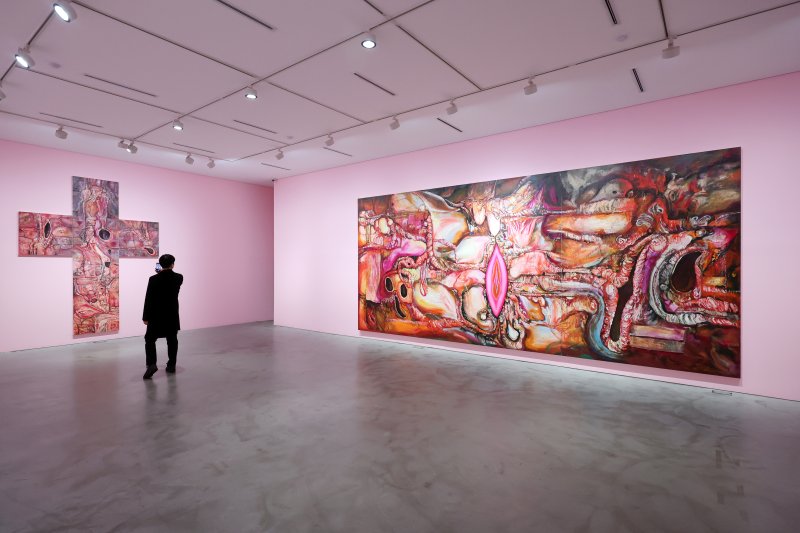 [서울=뉴시스] 박진희 기자 =국제갤러리는 9일 서울 종로구 국제갤러리 K1과 K2에서 장파의 개인전 'Gore Deco' 기자간담회를 갖고 작가의 주요 작품을 소개하고 있다. 2025.12.00. pak7130@newsis.com