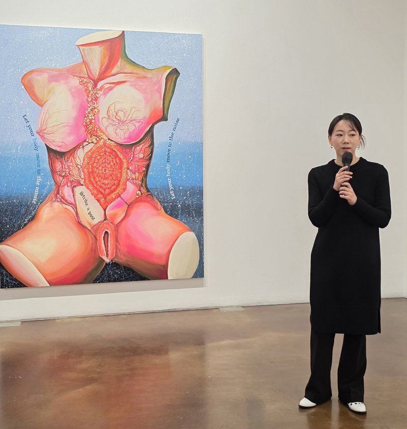 [사진=박현주 미술전문기자]9일 장파 작가가 국제갤러리에서 열린 개인전에서 작품을 설명하고 있다. 2025.12.09. hyun@newsis.com *재판매 및 DB 금지