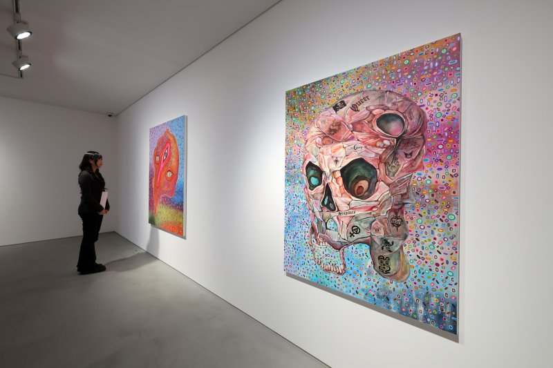 [서울=뉴시스] 박진희 기자 =국제갤러리는 9일 서울 종로구 국제갤러리 K1과 K2에서 장파의 개인전 'Gore Deco' 기자간담회를 갖고 작가의 주요 작품을 소개하고 있다. 전시제목 'Gore Deco'는 우리가 살아가는 사회에서 신체와 정체성이 폭력적 구조에 놓이게 되는 방식을 비판적으로 탐구하며, 동시에 ‘장식’이라는 개념이 내포한 위계적 함의에 주목한 드로잉, 동판화, 실크스크린 벽화 등 다양한 매체의 작품을 선보인다.2025.12.00. pak7130@newsis.com