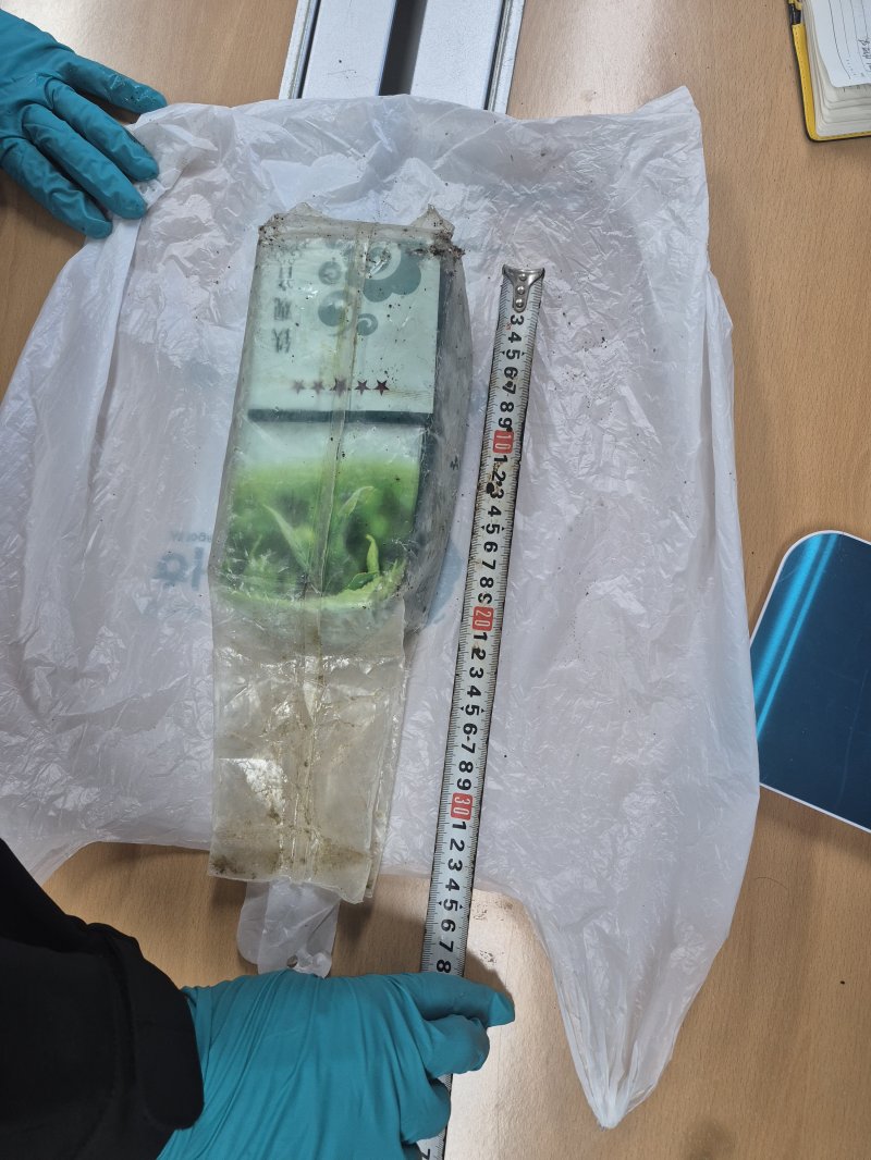 [제주=뉴시스] 9일 오전 제주 우도 해안가에서 중국 차(茶) 포장지에 위장된 케타민이 발견됐다. (사진=제주지방해양경찰청 제공) 2025.12.09. photo@newsis.com