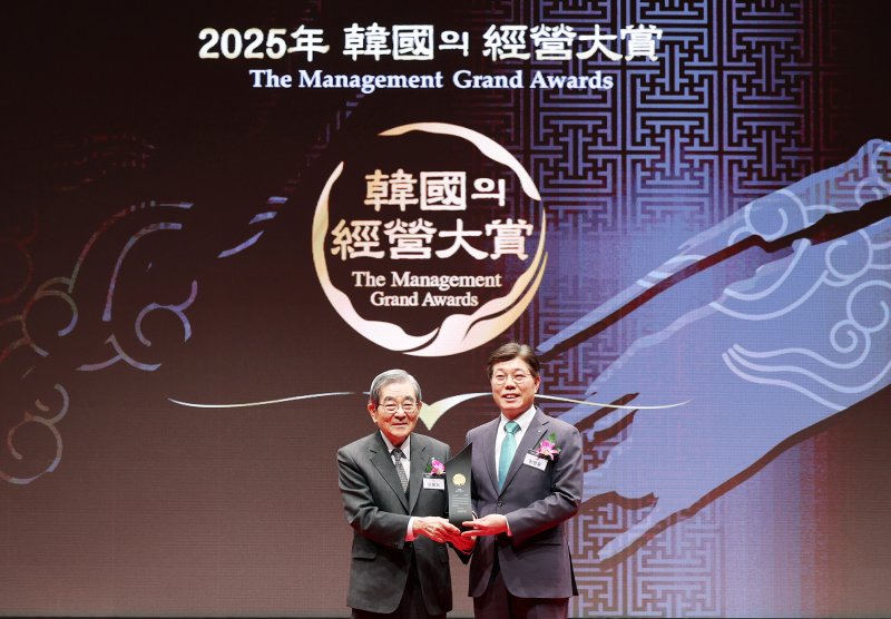 황병우 iM뱅크 은행장(오른쪽)이 이봉서 한국능률협회장에게서 '한국의경영대상' 최고경영자상을 받았다. (iM뱅크 제공, 재판매 및 DB 금지)