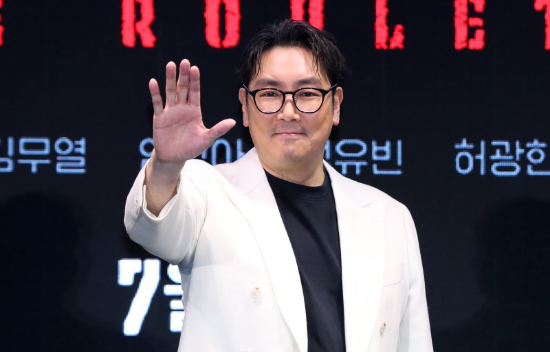 [서울=뉴시스] 김혜진 기자 = 배우 조진웅이 24일 오전 서울 영등포구 콘래드 호텔에서 열린 디즈니+ 오리지널 시리즈 '노 웨이 아웃 : 더 룰렛' 제작발표회에서 포즈를 취하고 있다.'노 웨이 아웃 : 더 룰렛'은 희대의 흉악범이 출소하자 200억 원의 현상금을 건 공개살인청부가 벌어지는 가운데, 죽이려는 자와 살아남으려는 자 사이에서 펼쳐지는 대결을 다룬 드라마로 오는 31일 공개된다. 2024.07.24. jini@newsis.com