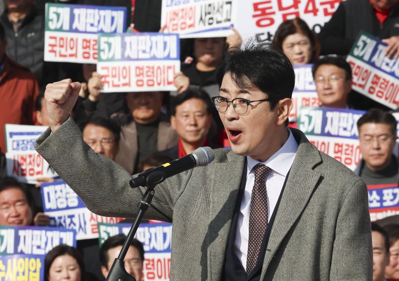 [서울=뉴시스] 김근수 기자 = 주진우 국민의힘 의원이 12일 서울 여의도 국회의사당 본관 앞 중앙계단에서 열린 대장동 일당 7400억 국고 환수 및 검찰 항소포기 외압 규탄대회에서 발언하고 있다. 2025.11.12. ks@newsis.com