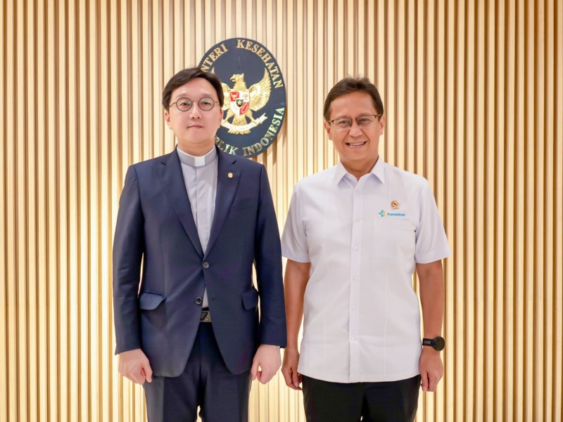 [인천=뉴시스] 국제성모병원장 고동현 신부(왼쪽)가 인도네시아 부디 구나디 사디킨 보건부장관과 기념 촬영하고 있다. (사진=국제성모병원 제공) 2025.12.09. photo@newsis.com