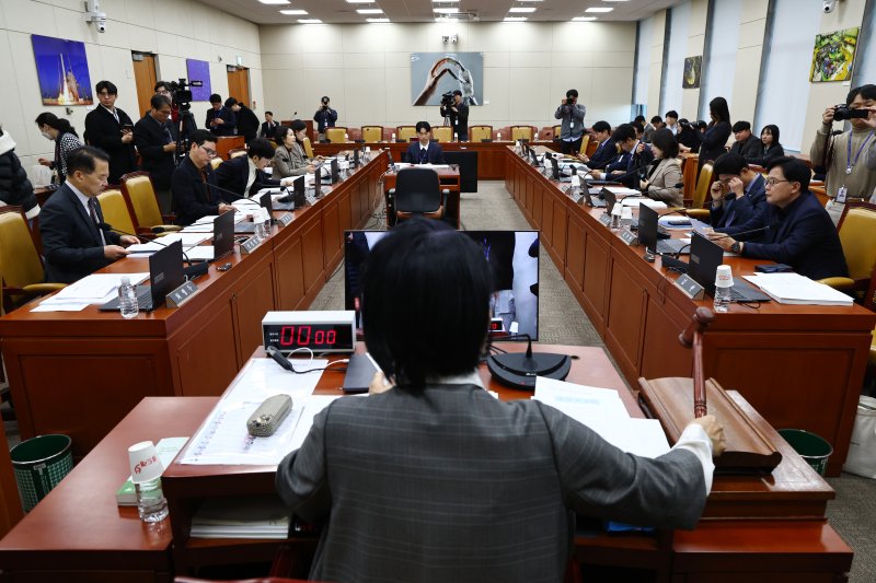 [서울=뉴시스] 김명년 기자 = 9일 오전 서울 여의도 국회에서 열린 과학기술정보방송통신위원회 전체회의에서 최민희 위원장의 의사봉을 두드리고 있다. 2025.12.09. kmn@newsis.com