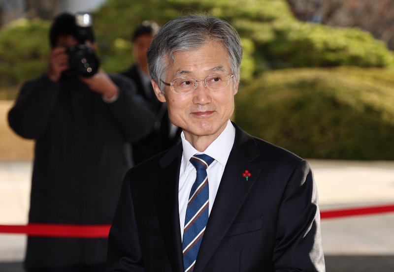 조희대 대법원장이 9일 오전 서울 서초구 대법원으로 출근하며 취재진 질문을 듣고 있다. 2025.12.9/뉴스1 ⓒ News1 김도우 기자