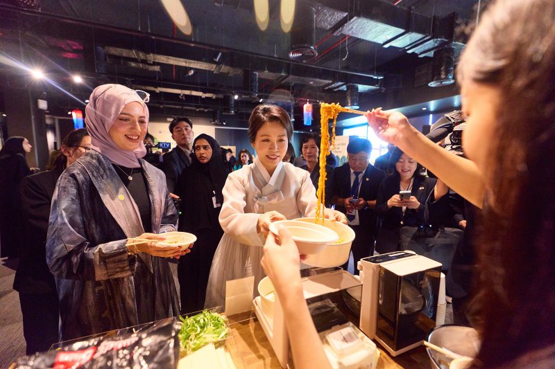 김혜경 여사가 19일(현지시간) 아부다비 주UAE한국문화원에서 열린 할랄 K-푸드 홍보행사에서 상품을 살펴보고 있다. (대통령실 제공. 재판매 및 DB 금지) 2025.11.23/뉴스1 ⓒ News1 이재명 기자
