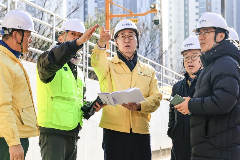 [화성=뉴시스]정명근 화성시장이 9일 동탄숲 생태터널을 점검하고 있다.(사진=화성시 제공)2025.12.09.photo@newsis.com *재판매 및 DB 금지