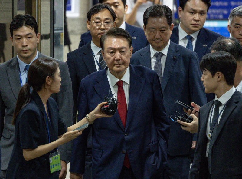 12·3 비상계엄과 관련해 특검 수사를 받는 윤석열 전 대통령이 9일 밤 서울중앙지법에서 두 번째 구속 전 피의자심문(영장실질심사)을 마친 뒤 대기장소인 서울구치소로 이동하고 있다. 2025.7.9/뉴스1 ⓒ News1 사진공동취재단