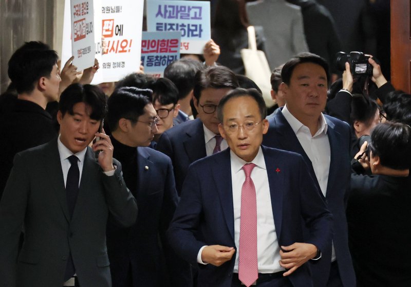 [서울=뉴시스] 조성우 기자 = 윤석열 대통령 탄핵소추안 표결일인 7일 오전 추경호 국민의힘 원내대표가 서울 여의도 국회에서 열린 의원총회가 끝난 뒤 나오는 동안 진보당 의원들과 관계자들이 탄핵 동참을 촉구하는 피케팅을 하고 있다. 2024.12.07. xconfind@newsis.com
