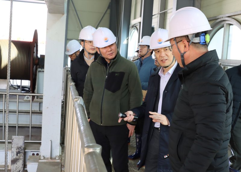 홍동곤 청장(오른쪽 두 번째)이 9일 서울 신월 대심도 빗물저류시설에서 현장 관계자의 설명을 듣고 있다.(한강청 제공)