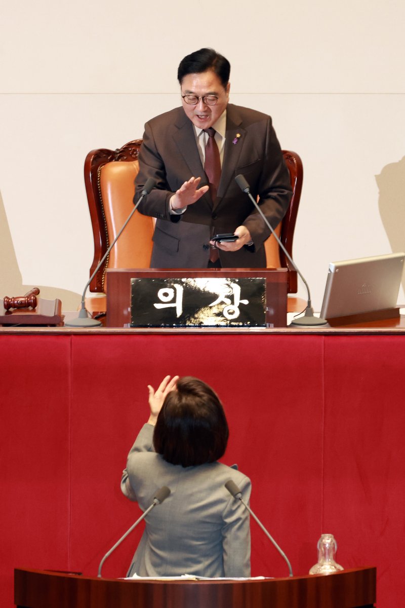 [서울=뉴시스] 고승민 기자 = 우원식 국회의장이 9일 서울 여의도 국회에서 열린 제429회국회(정기회) 제16차 본회의에서 나경원 국민의힘 의원이 가맹사업거래의 공정화에 관한 법률 일부개정법률안에 대한 필리버스터를 하던 중 의제와는 관련없는 발언을 이어가자 나 의원과 언쟁을 벌이고 있다. 2025.12.09. kkssmm99@newsis.com