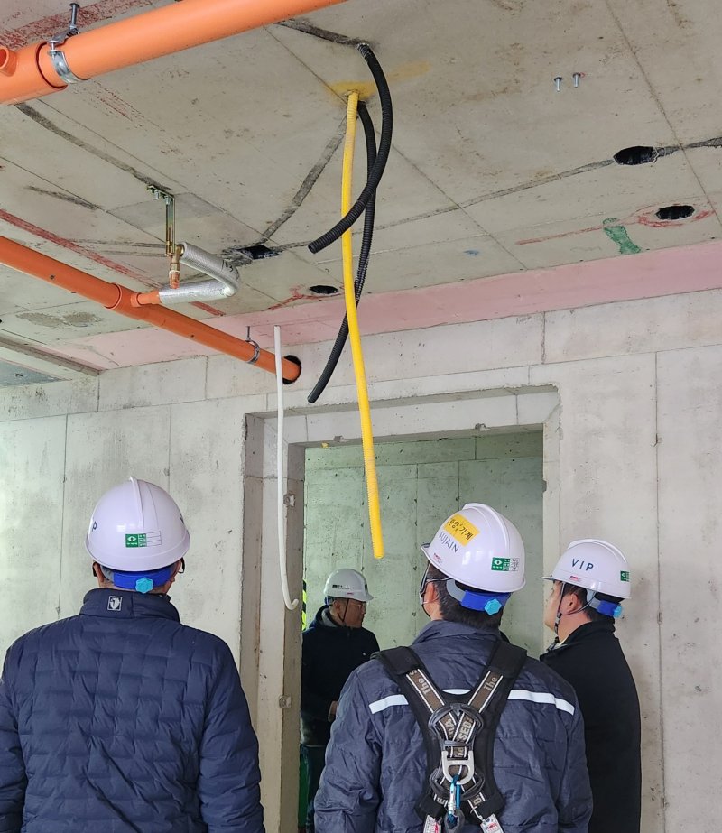 경기도소방재난본부 관계자들이 도내 대규모 산업시설 등 주요 대형 공사장을 상대로 성능위주설계(PBD) 이행 여부를 확인하기 위한 민·관 합동점검을 진행하고 있다. (경기도소방재난본부 제공. 재판매 및 DB 금지) 2025.12.9/뉴스1