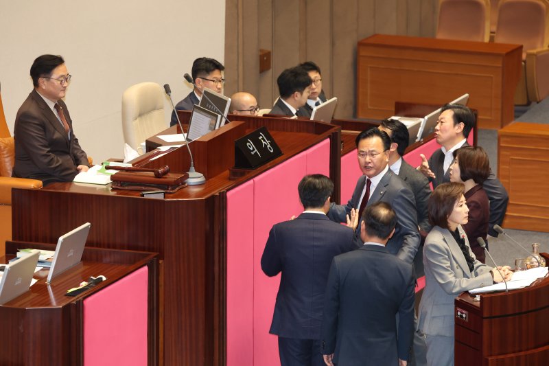 [서울=뉴시스] 조성봉 기자 = 나경원 국민의힘 의원이 9일 서울 여의도 국회에서 열린 제429회국회(정기회) 제16차 본회의에서 가맹사업거래의 공정화에 관한 법률 일부개정법률안에 대한 필리버스터를 하던 중 의제와는 관련없는 발언을 이어가자 여야 의원들이 나와 언쟁을 벌이고 있다. 2025.12.09. suncho21@newsis.com