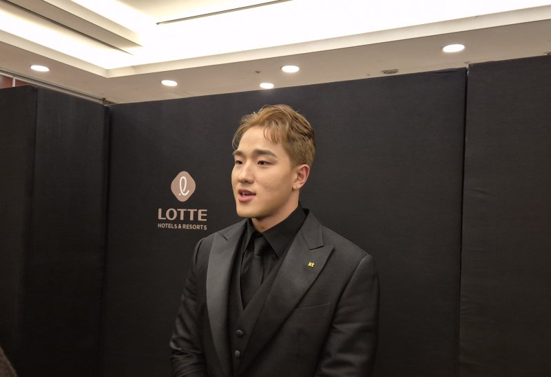 [서울=뉴시스] 문채현 기자 = 프로야구 KT 위즈 안현민이 9일 서울 송파구 롯데호텔 월드에서 열린 2025 신한 쏠뱅크 KBO 골든글러브 시상식에 참석해 취재진과 인터뷰를 하고 있다. 2025.12.09. dal@newsis.com *재판매 및 DB 금지