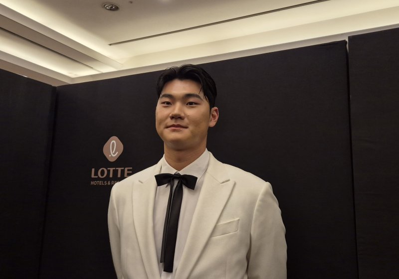 [서울=뉴시스] 문채현 기자 = 프로야구 NC 다이노스 김주원이 9일 서울 송파구 롯데호텔 월드에서 열린 2025 신한 쏠뱅크 KBO 골든글러브 시상식에 참석해 취재진과 인터뷰를 하고 있다. 2025.12.09. dal@newsis.com *재판매 및 DB 금지