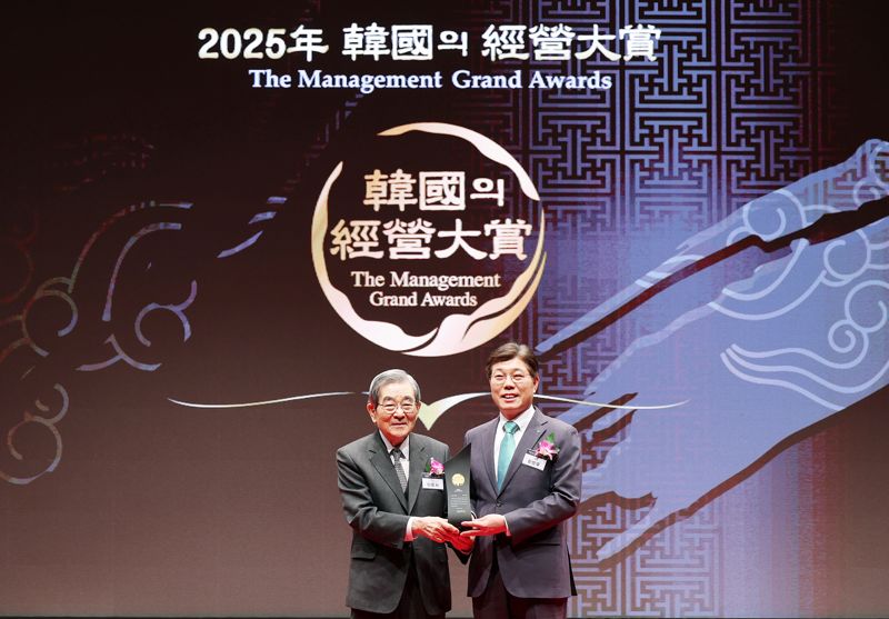 황병우 iM뱅크 은행장(오른쪽)이 9일 서울 신라호텔에서 개최된 '2025 한국의경영대상'에서 최고경영자상을 수상했다. iM뱅크 제공