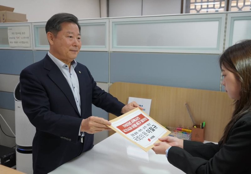 [서울=뉴시스]이철규 국민의힘 의원이 9일 국회 의안과에 사북사건 결의안을 제출했다.(사진=이 의원 페이스북) *재판매 및 DB 금지