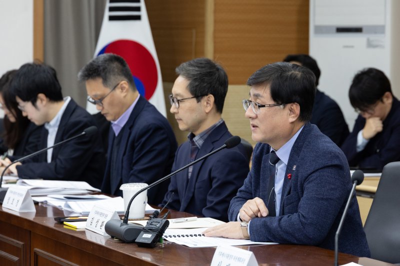 김성환 기후에너지환경부장관이 9일 서울 서초구 소재 한강홍수통제소에서 서울 동북 4구(도봉구·노원구·성북구·강북구) 지자체와 간담회를 갖고 지역별 환경 현안 등을 논의하고 있다. (기후에너지환경부 제공. 재판매 및 DB금지) 2025.12.9/뉴스1