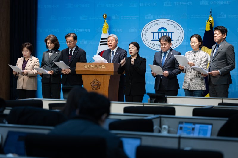 서왕진 조국혁신당 원내대표를 비롯한 의원들이 지난 5일 서울 여의도 국회 소통관에서 내란전담재판부 설치법안 관련 기자회견을 하고 있다. 2025.12.5/뉴스1 ⓒ News1 유승관 기자
