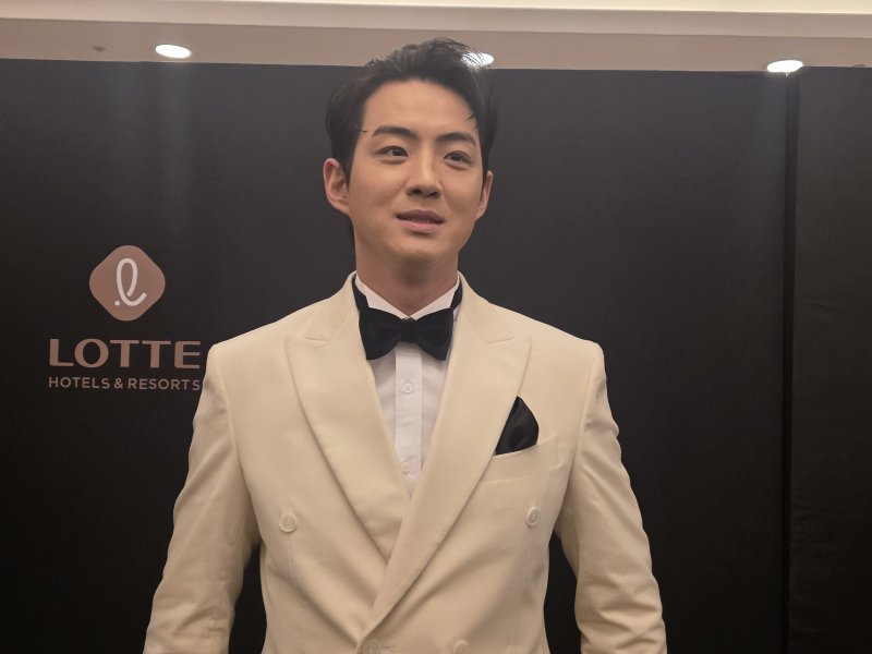 [서울=뉴시스] 김희준 기자 = 9일 서울 송파구 롯데호텔 월드에서 열린 2025 신한 쏠뱅크 KBO 골든글러브 시상식에 참석한 삼성 라이온즈 구자욱. 2025.12.09jinxijun@newsis.com