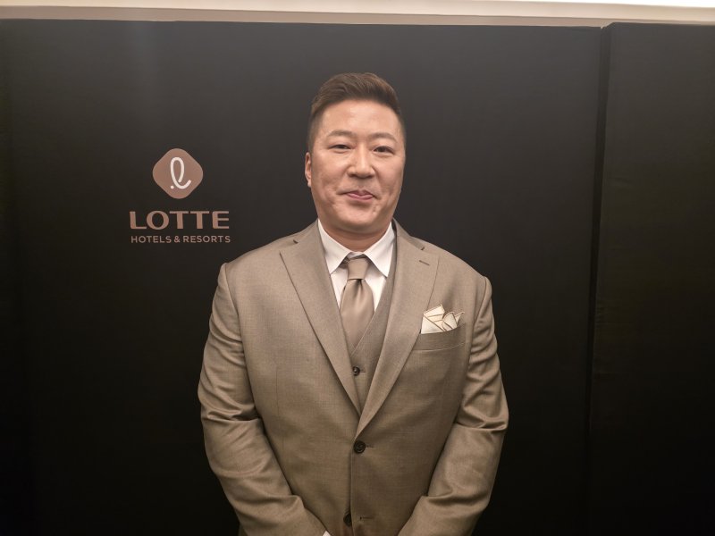 [서울=뉴시스] 김희준 기자 = 9일 서울 송파구 롯데호텔 월드에서 열린 2025 신한 쏠뱅크 KBO 골든글러브 시상식에 참석한 삼성 라이온즈 최형우. 2025.12.09jinxijun@newsis.com