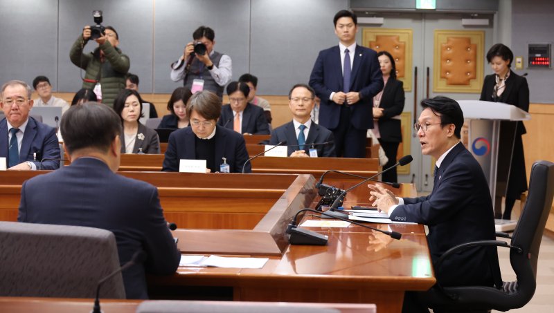 [서울=뉴시스] 김명원 기자 = 김민석 국무총리이 10일 서울 종로구 정부서울청사에서 열린 탄소중립녹색성장위원회 전체회의에 참석해 발언하고 있다. 2025.11.10. kmx1105@newsis.com