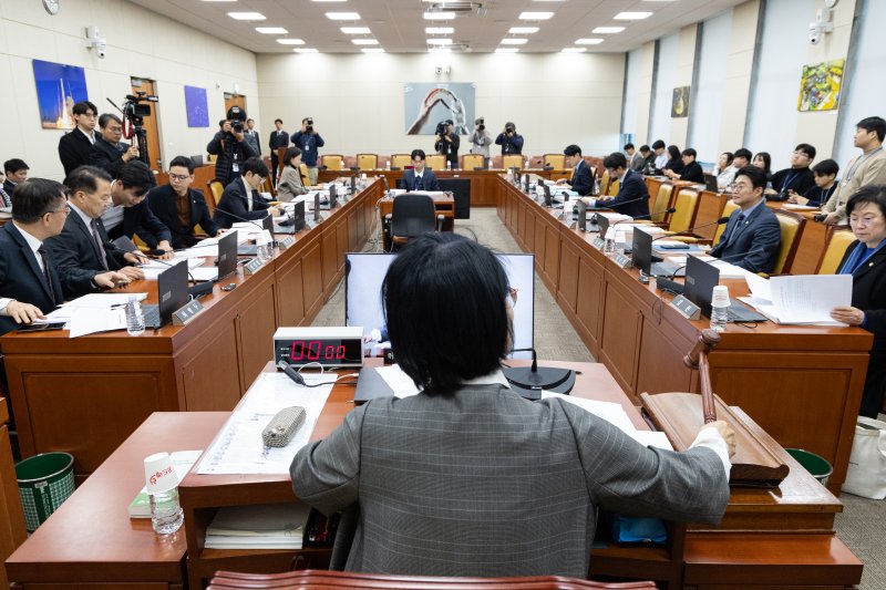 9일 서울 여의도 국회에서 열린 제429회국회(정기회) 과학기술정보방송통신위원회 제19차 전체회의에서 최민희 위원장이 의사봉을 두드리고 있다. 2025.12.9/뉴스1 ⓒ News1 이승배 기자