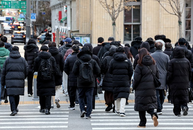 전국 대부분 기온이 영하권의 추운 날씨를 보인 3일 서울 종로구 광화문네거리에서 두터운 옷차림을 한 시민들이 발걸음을 옮기고 있다. 2025.12.3/뉴스1 ⓒ News1 이호윤 기자