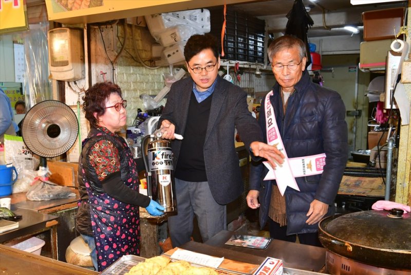 [서울=뉴시스] 화재보험협회가 중소벤처기업부, 소방청, 소상공인시장진흥공단과 협력해 전통시장 화재 예방을 위한 '생활안전형 예방 캠페인'을 진행하고 있다. (사진=화재보험협회 제공) 2025.12.09. photo@newsis.com *재판매 및 DB 금지