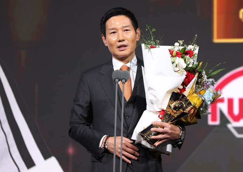 9일 서울 송파구 롯데호텔 월드에서 열린 프로야구 2025 신한 SOL뱅크 골든글러브 시상식에서 올해의 감독상을 받은 염경엽 감독이 소감을 말하고 있다.뉴시스