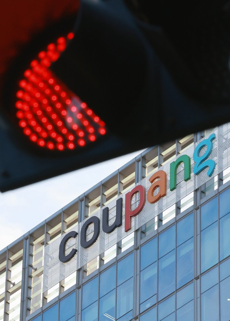 쿠팡이 고객계정 약 3370만개 대규모 개인정보 유출로 관련해 경찰이 압수수색을 진행한 9일 서울 송파구에 위치한 쿠팡 본사 모습. 2025.12.9/뉴스1 ⓒ News1 이호윤 기자