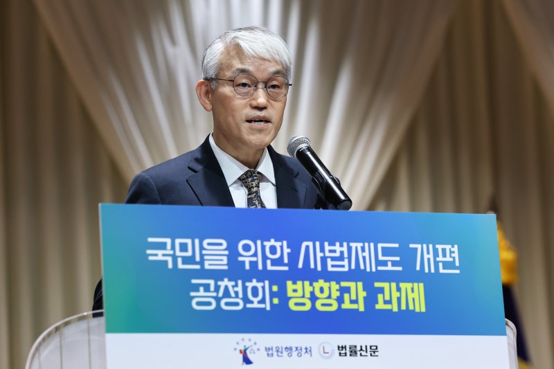 천대엽 "국민 신뢰 회복하려면…"천대엽 법원행정처장(대법관)이 9일 서울법원종합청사에서 열린 '국민 위한 사법제도 공청회'에서 개회사를 하고 있다. 천 대법관은 이날 "많은 국민들이 사법에 대한 높은 불신을 보여주고 있다"며 "사법이 나아가야 할 방향이 무엇인지 찾는 노력을 하겠다"고 밝혔다. 연합뉴스