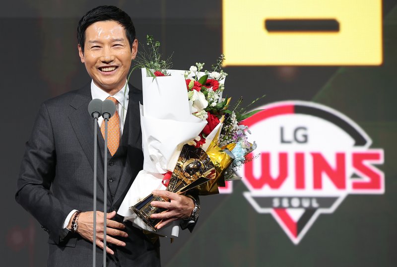9일 오후 서울 송파구 롯데호텔 월드에서 열린 프로야구 2025 신한 SOL뱅크 골든글러브 시상식에서 올해의 감독상을 수상한 LG 염경엽 감독이 소감을 말하고 있다. 2025.12.9/뉴스1 ⓒ News1 김진환 기자