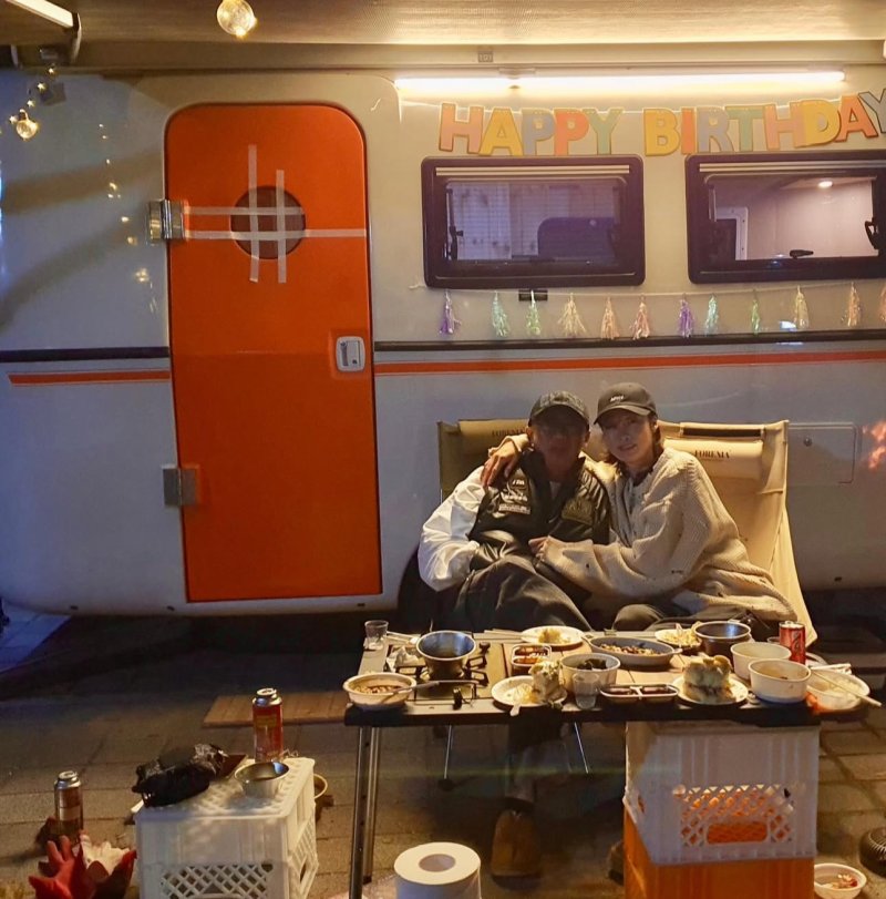 [서울=뉴시스] 모델 겸 방송인 최여진과 남편. (사진=최여진 인스타그램 캡처) 2025.12.09. photo@newsis.com *재판매 및 DB 금지