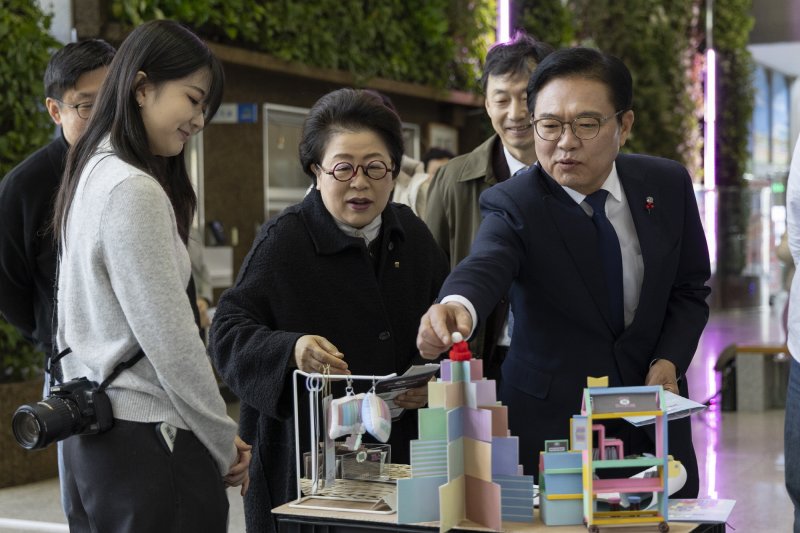 김종희 상명대 총장과 김석필 천안시장 권한대행이 9일 천안시청 로비에 전시된 공공디자인 작품들을 감상하고 있다. (상명대 제공. 재판매 및 DB금지)