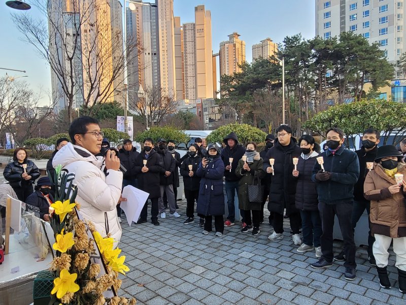 9일 오후 5시께 전북 전주시 전북도청 앞에서 전주 A 추모공원 유족협의회가 촛불집회를 열고 있다.2025.12.9/뉴스1 문채연 기자