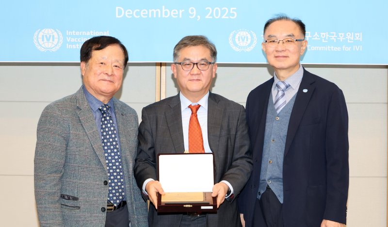 9일 서울 관악구 서울대 호암교수회관에서 열린 국제백신연구소(IVI) 후원금 전달식에서 김용민 파이낸셜뉴스 상무(가운데), 박상철 IVI 한국후원회장(왼쪽), 한경택 IVI 사무차장이 기념촬영을 하고 있다. 사진=박범준 기자